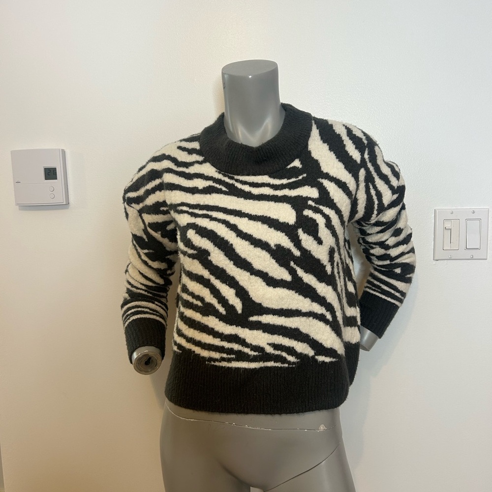 Beautiful Ardene Zebra Print Crew Neck Sweater❤️XS-S